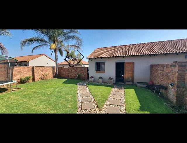 3 BEDROOM TOWNHOUSE FOR SALE IN MONAVONI